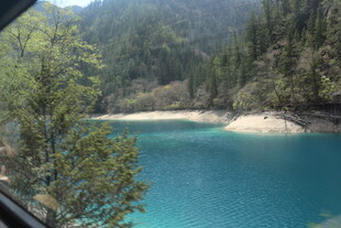 蓝湖美景 山林环绕