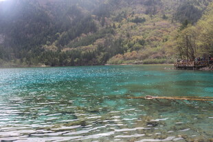 清澈幽蓝的山间湖泊