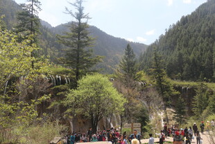 山间徒步人群景观