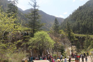 山间人群漫步赏景