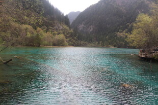 清澈碧绿的山间幽美湖泊