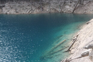 蓝绿色湖水与岸边景致