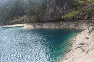 湖畔青山绿水自然美景