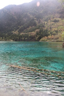 清澈碧绿的山间湖泊