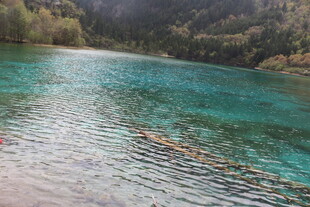 清澈蓝绿色湖水自然美景