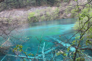 山间幽蓝湖水美景