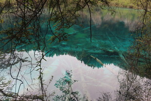 梦幻蓝绿湖水与岸边雪景