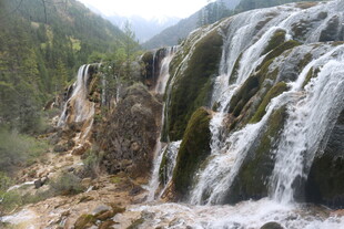 山间壮丽瀑布景观