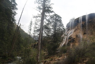 山林间的瀑布景观
