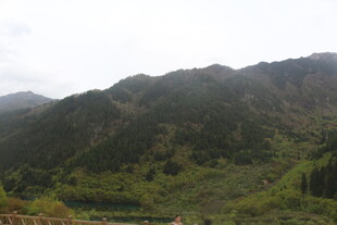 青山绿水间的秀丽山景