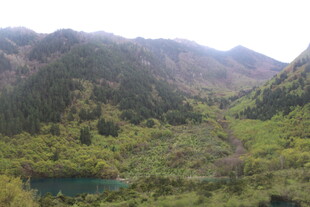 山间翠谷中的静谧湖泊