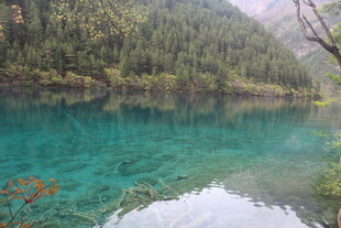 梦幻蓝湖 山林环绕之景