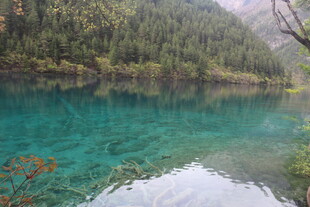 清澈幽蓝的山间美丽湖泊