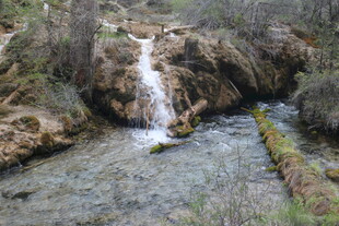 山间溪流小瀑布景观