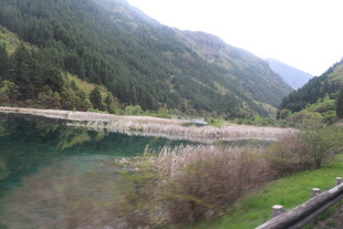 山间秀丽湖泊风景