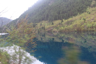 山间幽蓝湖水风景如画