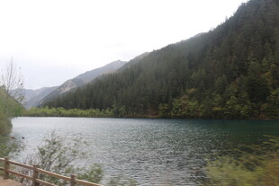 山间清澈湖泊美景