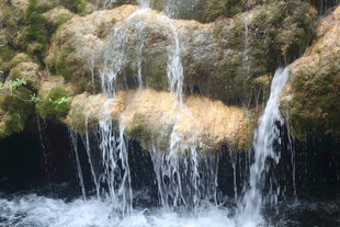 山间小瀑布景观