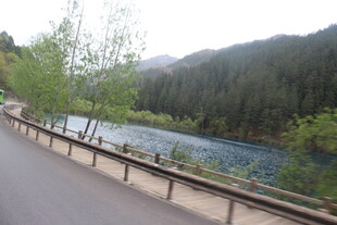 山间公路旁的秀丽河流