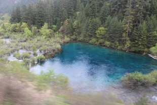 山间幽蓝湖泊美景