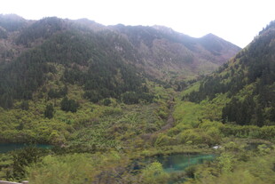 山间翠谷中的幽美湖泊