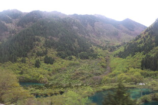 山间翠谷中的幽蓝湖泊