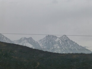 远处雪山与近处山峦景色