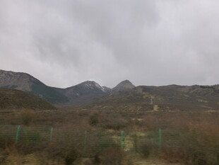 阴天的山间景色