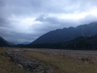 山间旷野的阴沉天色