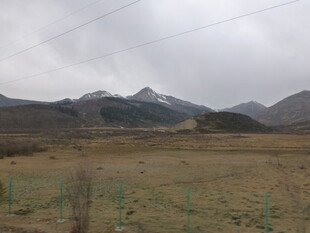 旷野远山 天际云雾缭绕