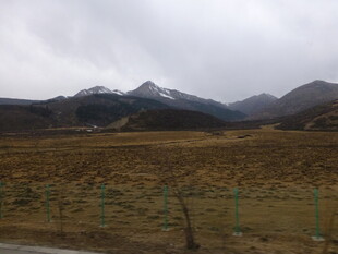 草原远山阴天景象