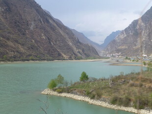 青山绿水间的秀丽河谷