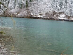 冬日清澈河畔雪景