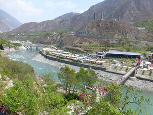 山间河畔美丽自然风光