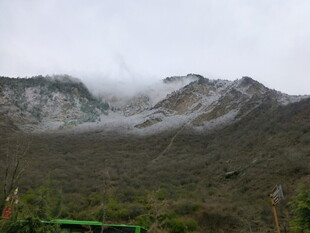 云雾缭绕的山峦美景