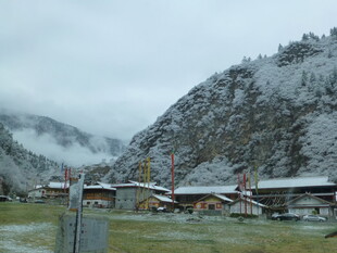 雪山下的静谧村落