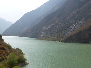 青山绿水间的秀丽江河