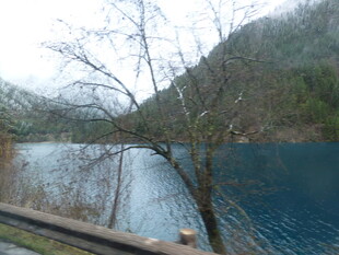 山间宁静湖水美景