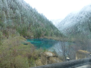 雪山下的幽蓝湖泊