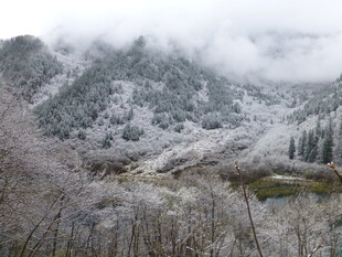 雪覆山峦的冬日美景