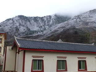 雪山下的特色民居