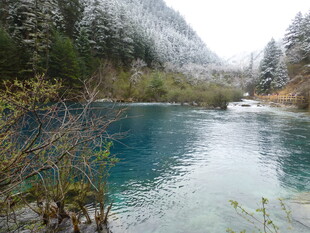 冬日蓝湖 山林环绕之景