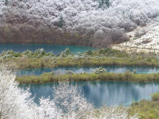 雪覆山林间的静谧湖泊