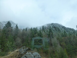 山林云雾间的自然景致