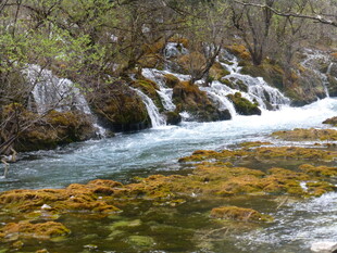 山间溪流瀑布美景