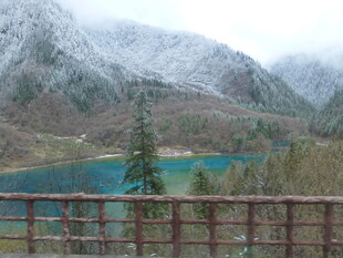 雪山下的幽蓝湖泊美景