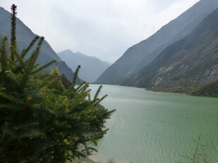 青山绿水间的秀丽湖景