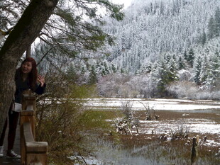 女子于雪覆山林间观景