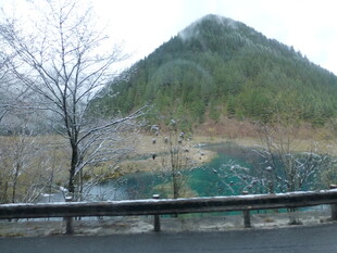 冬日山景旁的护栏与水域