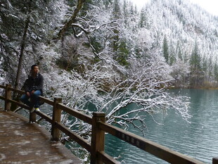 雪覆湖畔美景 游人赏景